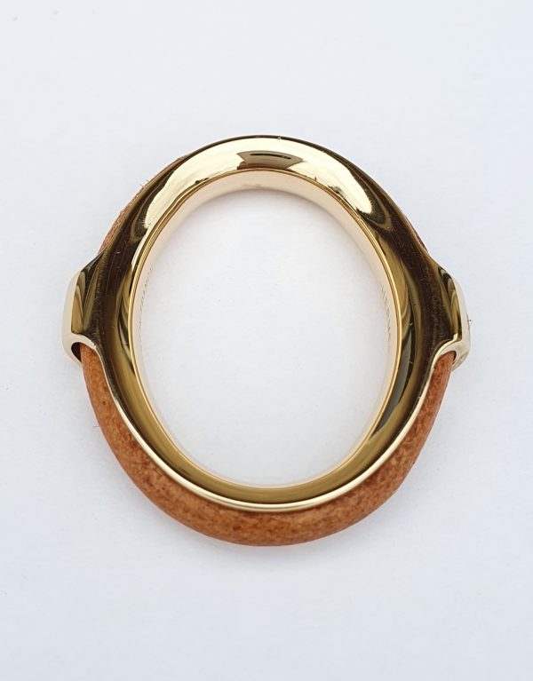 Pendentif ou anneau de foulard Hermès Kyoto en métal doré et cuirPendentif ou anneau de foulard Hermès Kyoto en métal doré et cuir
