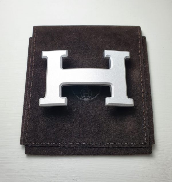 Boucle de ceinture Hermès H en métal gris clairBoucle de ceinture Hermès H en métal gris clair