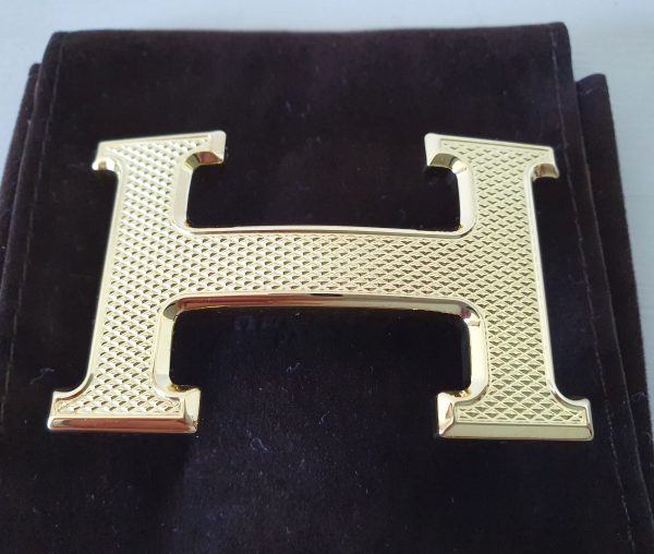 Boucle de ceinture Hermès H en métal doré guillochéBoucle de ceinture Hermès H en métal doré guilloché