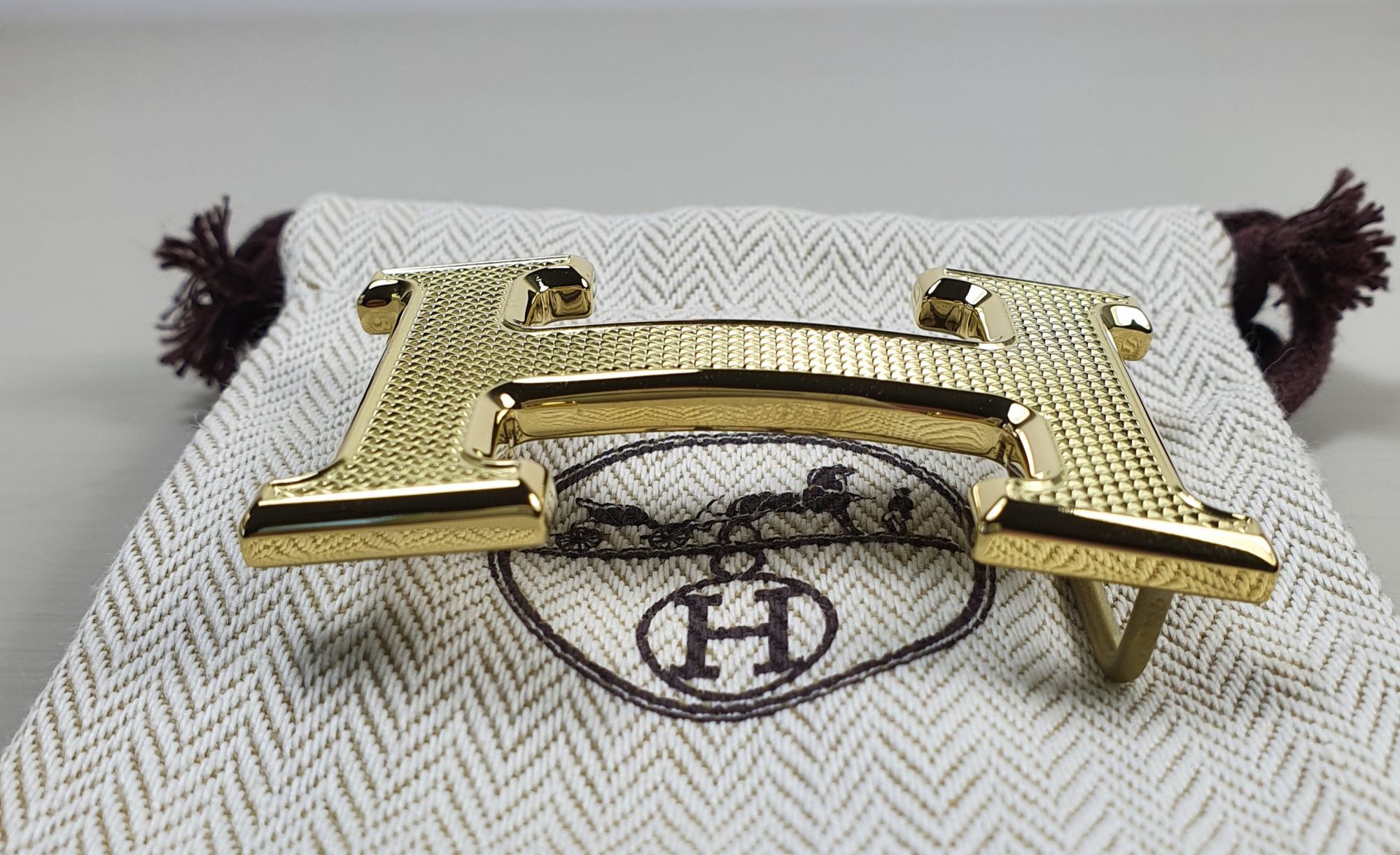 Hermès H guillochée belt buckle in gold plated metal