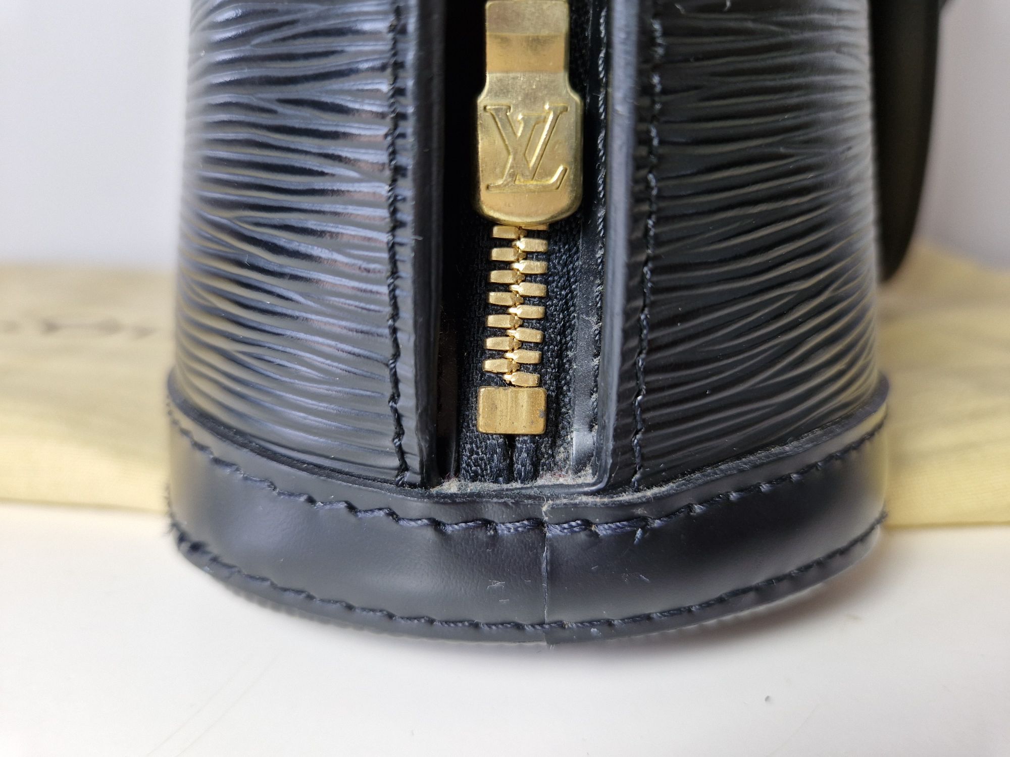 Black Louis Vuitton Epi Lussac Shoulder Bag, Sac à main Louis Vuitton Nano  Speedy en toile monogram marron et cuir naturel
